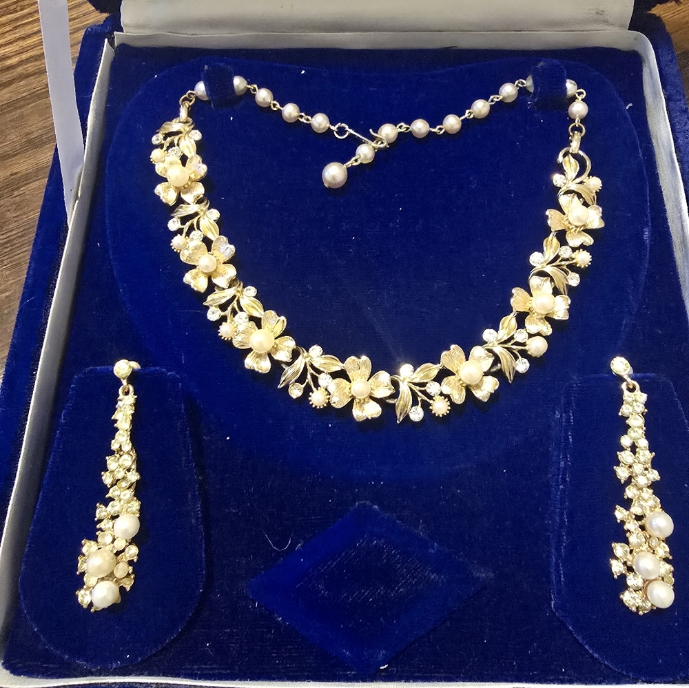 Gold Layered Necklace with Pearl-like Beads